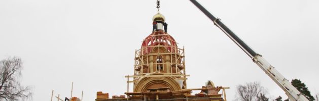 Освящены купол и крест храма святого Андрея Смоленского в Красном Бору